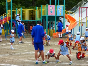 P1090871園庭あそび・中学生と園児