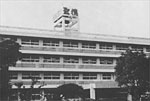 荒れ地に建つ落成当時の短期大学校舎（松戸キャンパス）